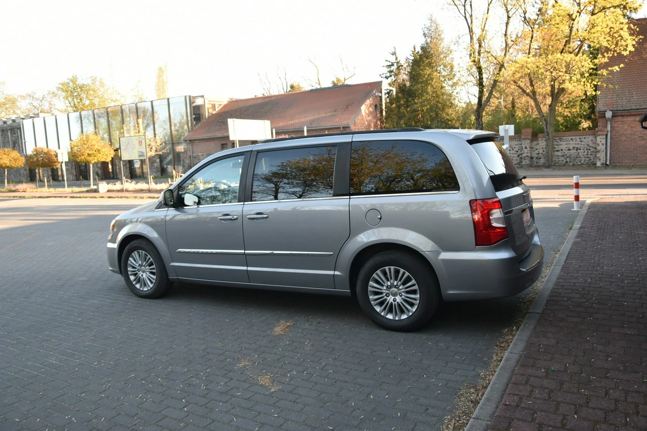 Chrysler Town & Country - Zdjęcie 3