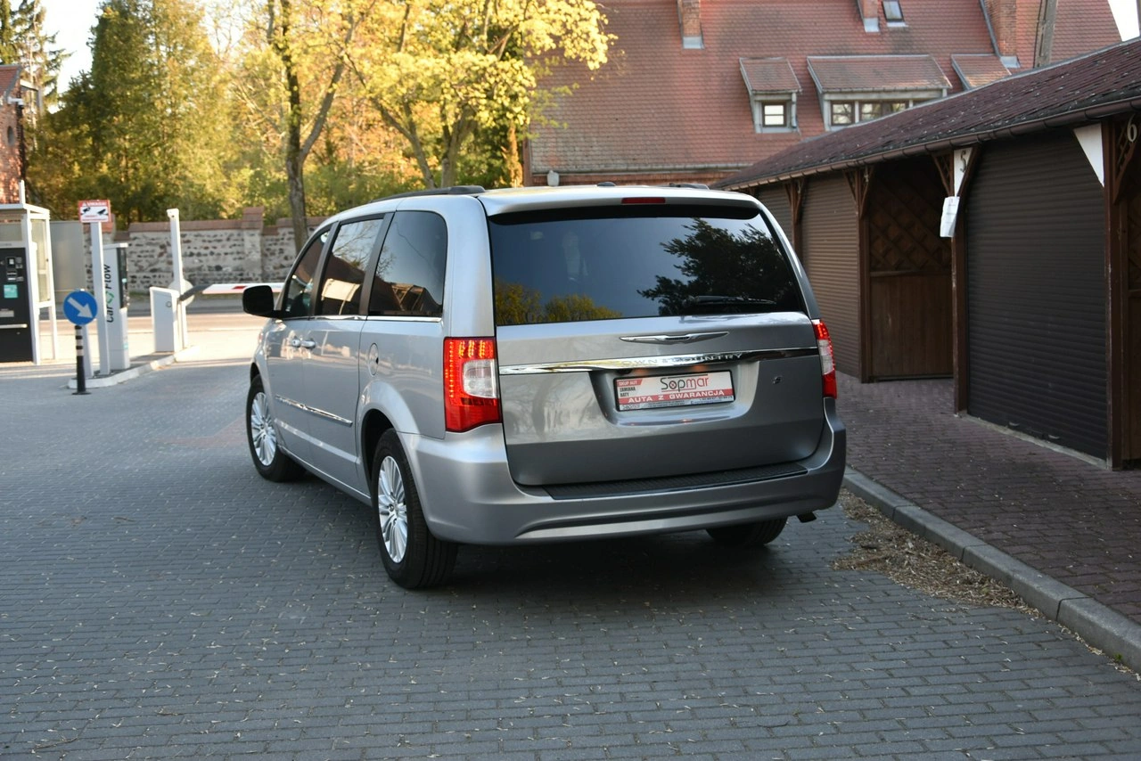 Chrysler Town & Country - Zdjęcie 4