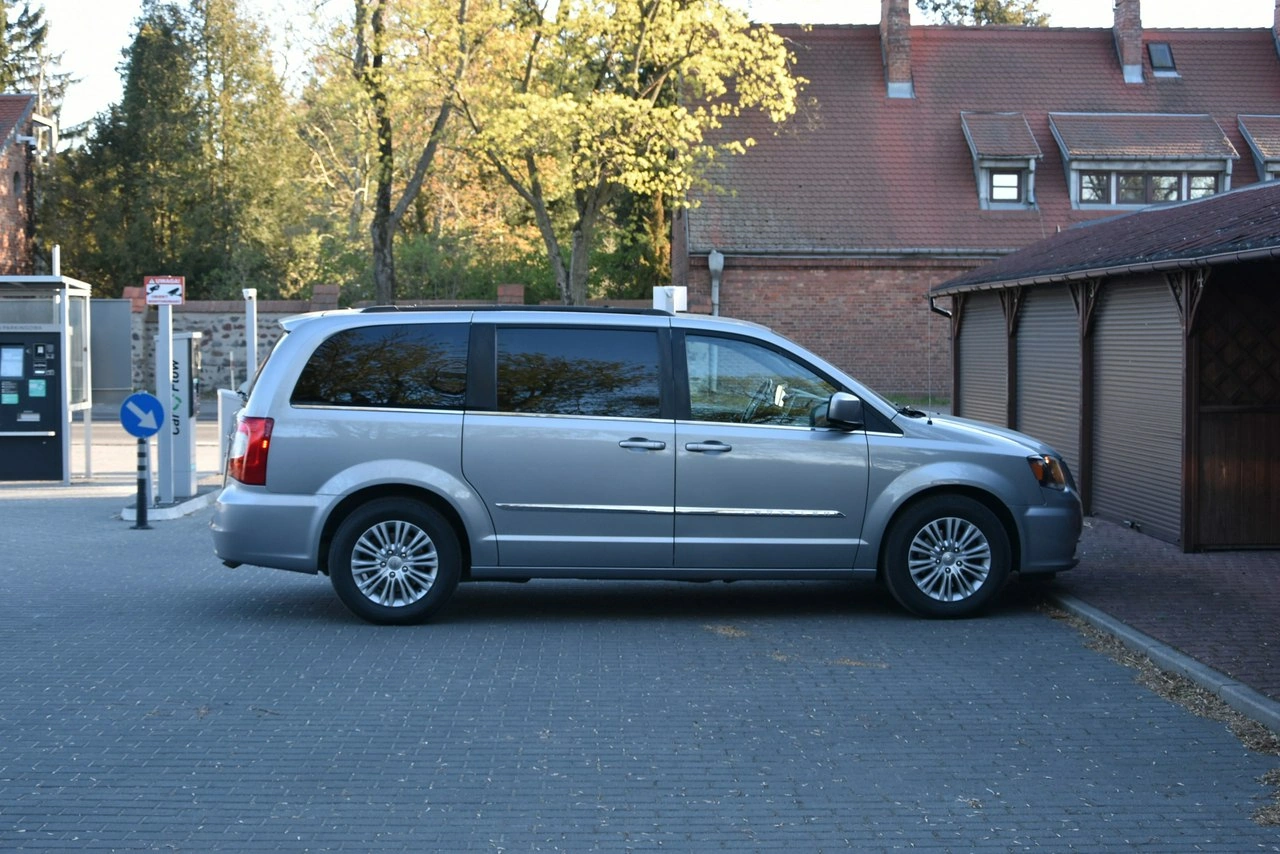 Chrysler Town & Country - Zdjęcie 6