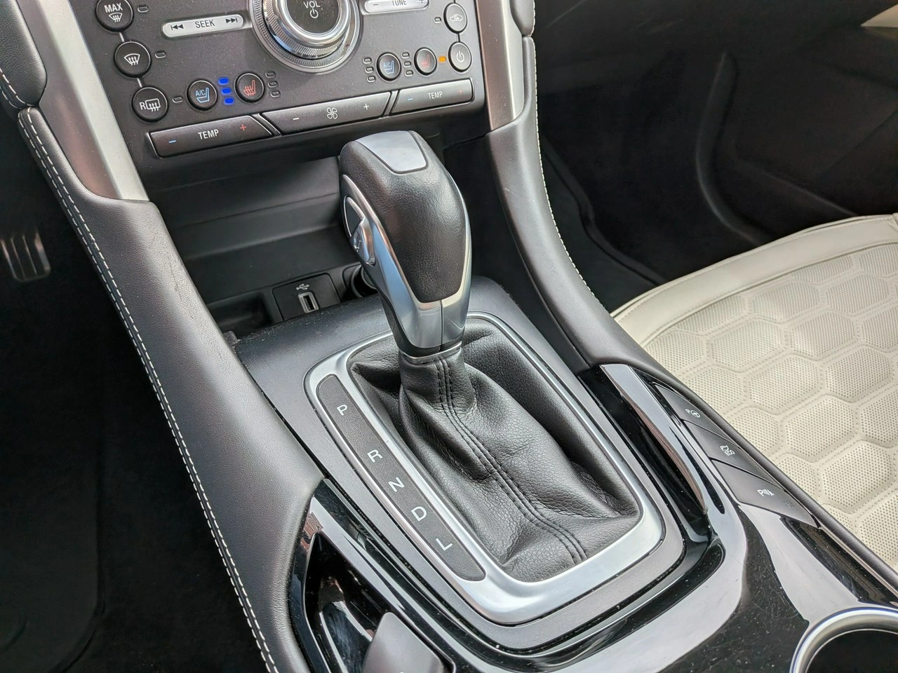 Ford Mondeo SW - Zdjęcie 26