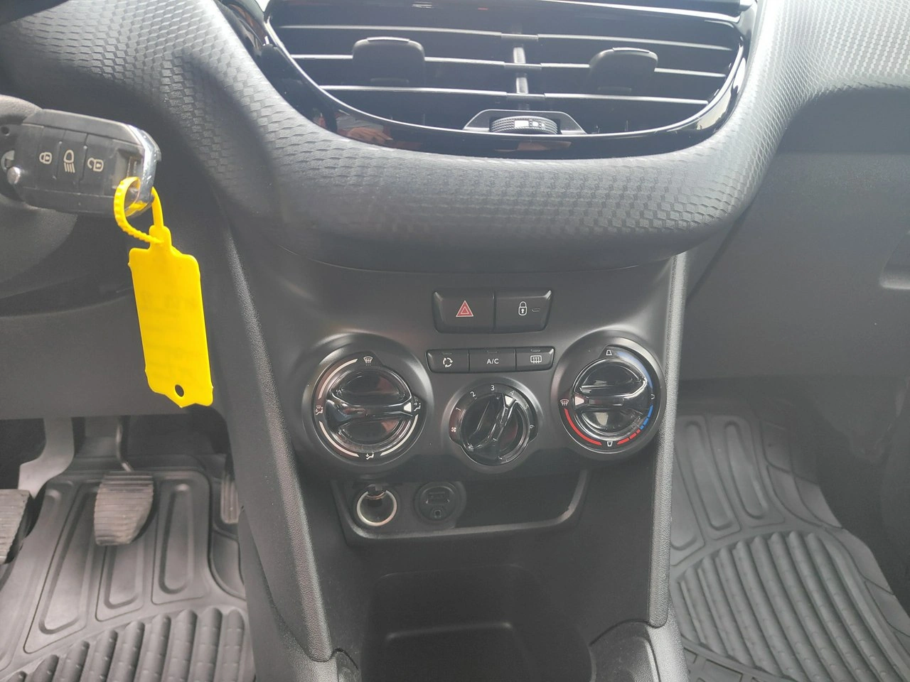 Peugeot 208 - Zdjęcie 13