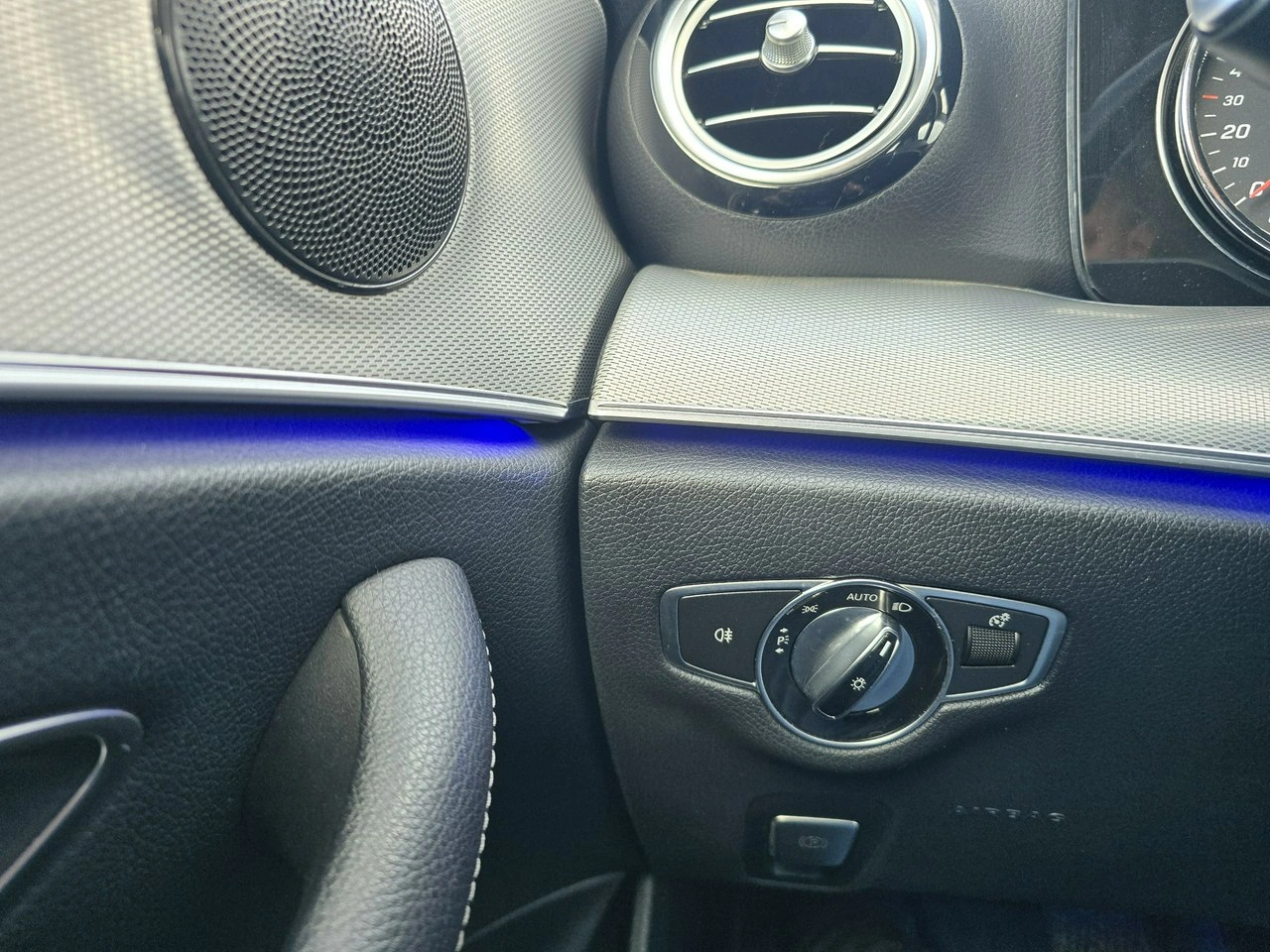 Mercedes E 220 - Zdjęcie 17