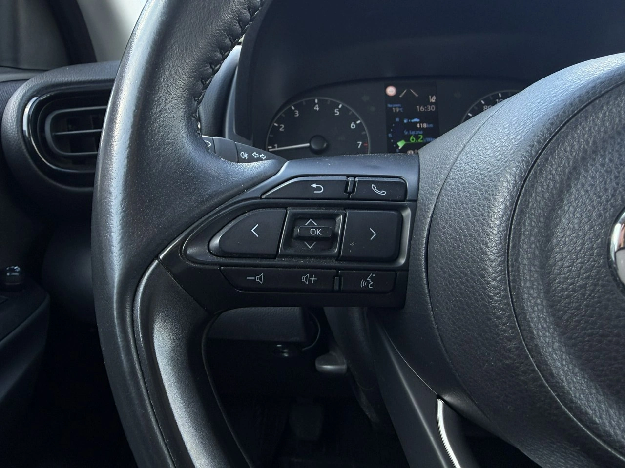 Toyota Yaris - Zdjęcie 8