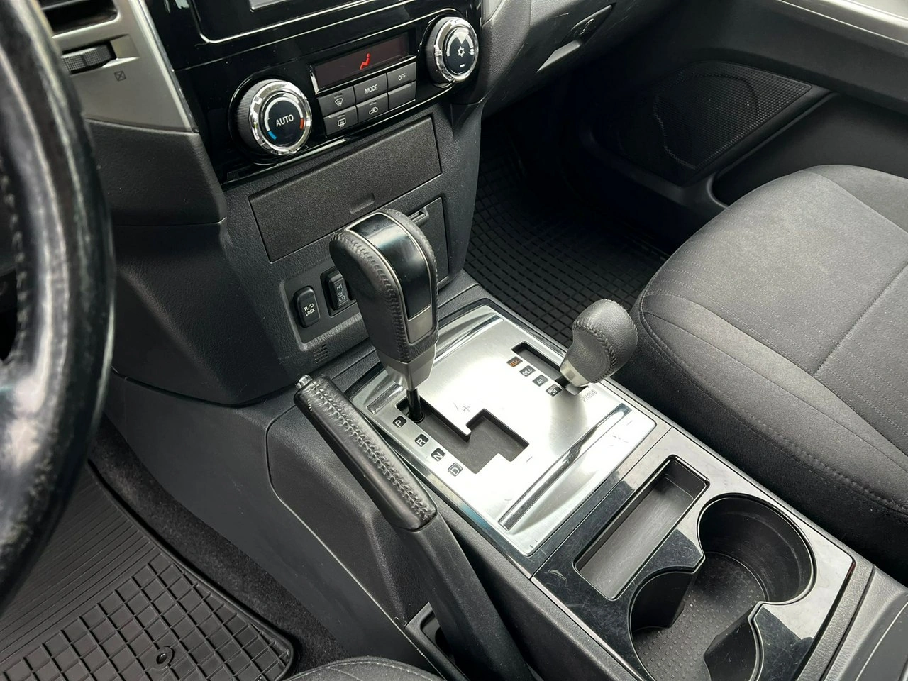 Mitsubishi Pajero - Zdjęcie 16