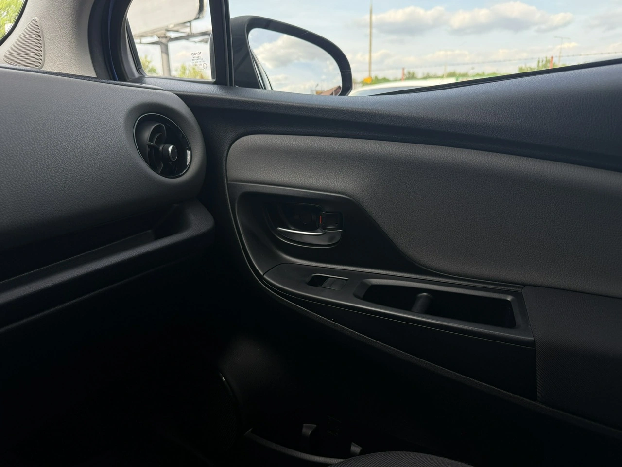 Toyota Yaris - Zdjęcie 25