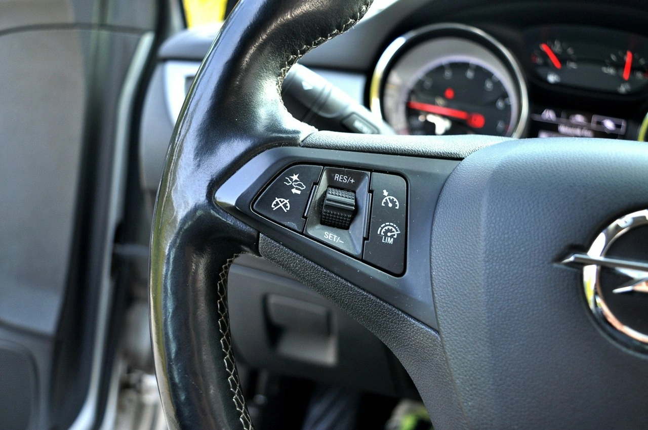 Opel Astra Sports Tourer - Zdjęcie 16