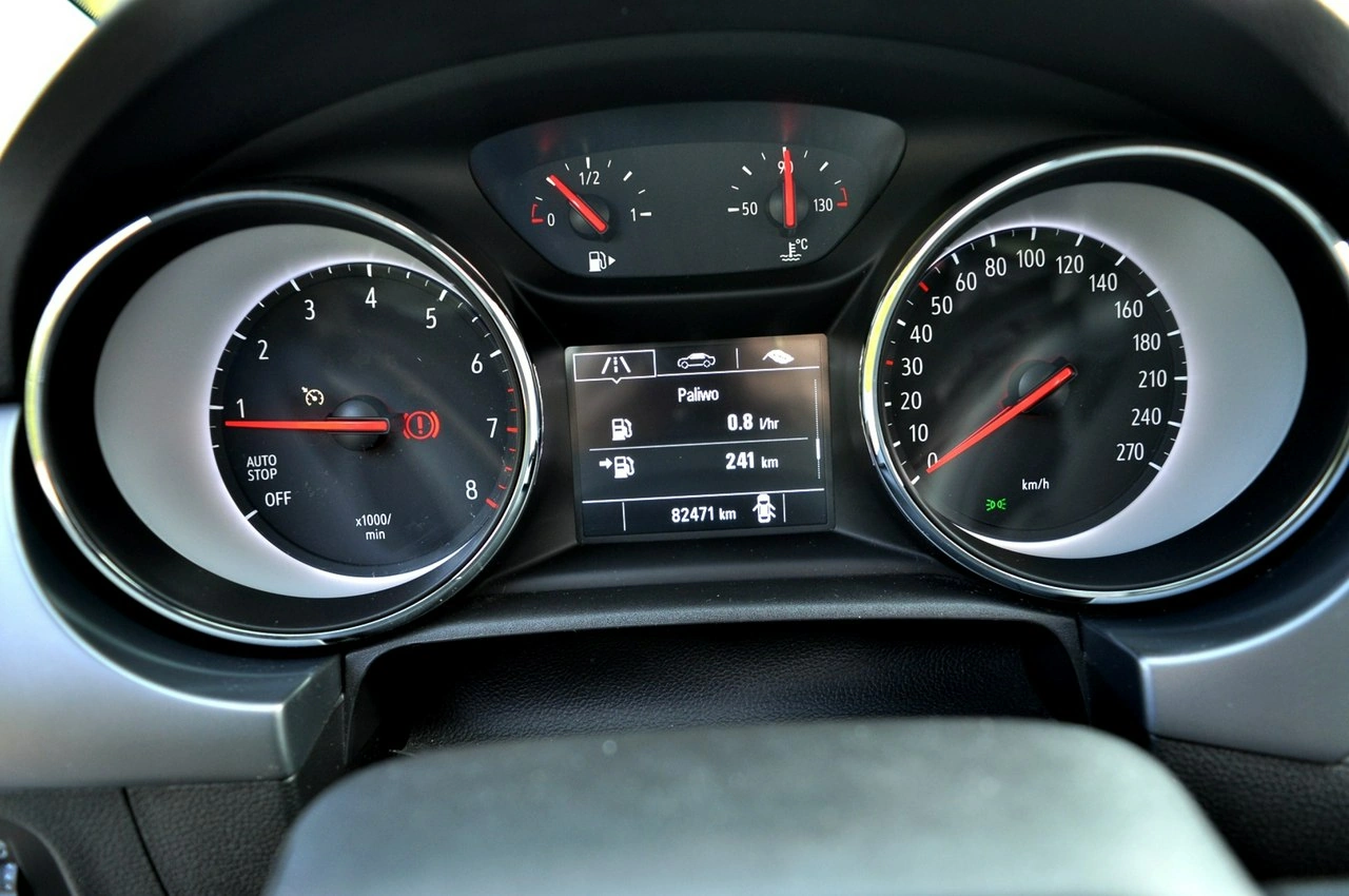 Opel Astra Sports Tourer - Zdjęcie 18