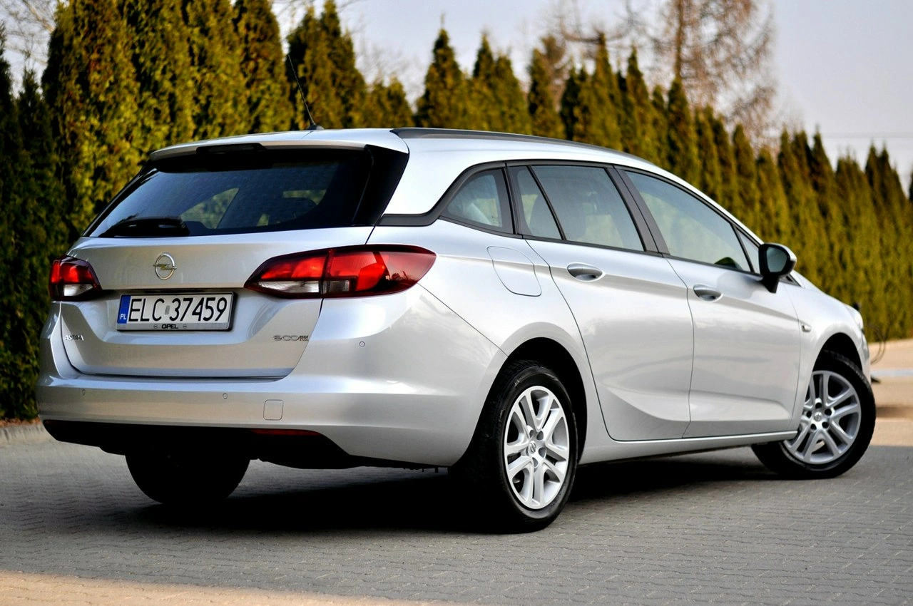 Opel Astra Sports Tourer - Zdjęcie 31