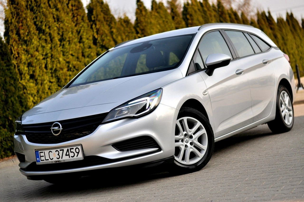 Opel Astra Sports Tourer - Główne zdjęcie