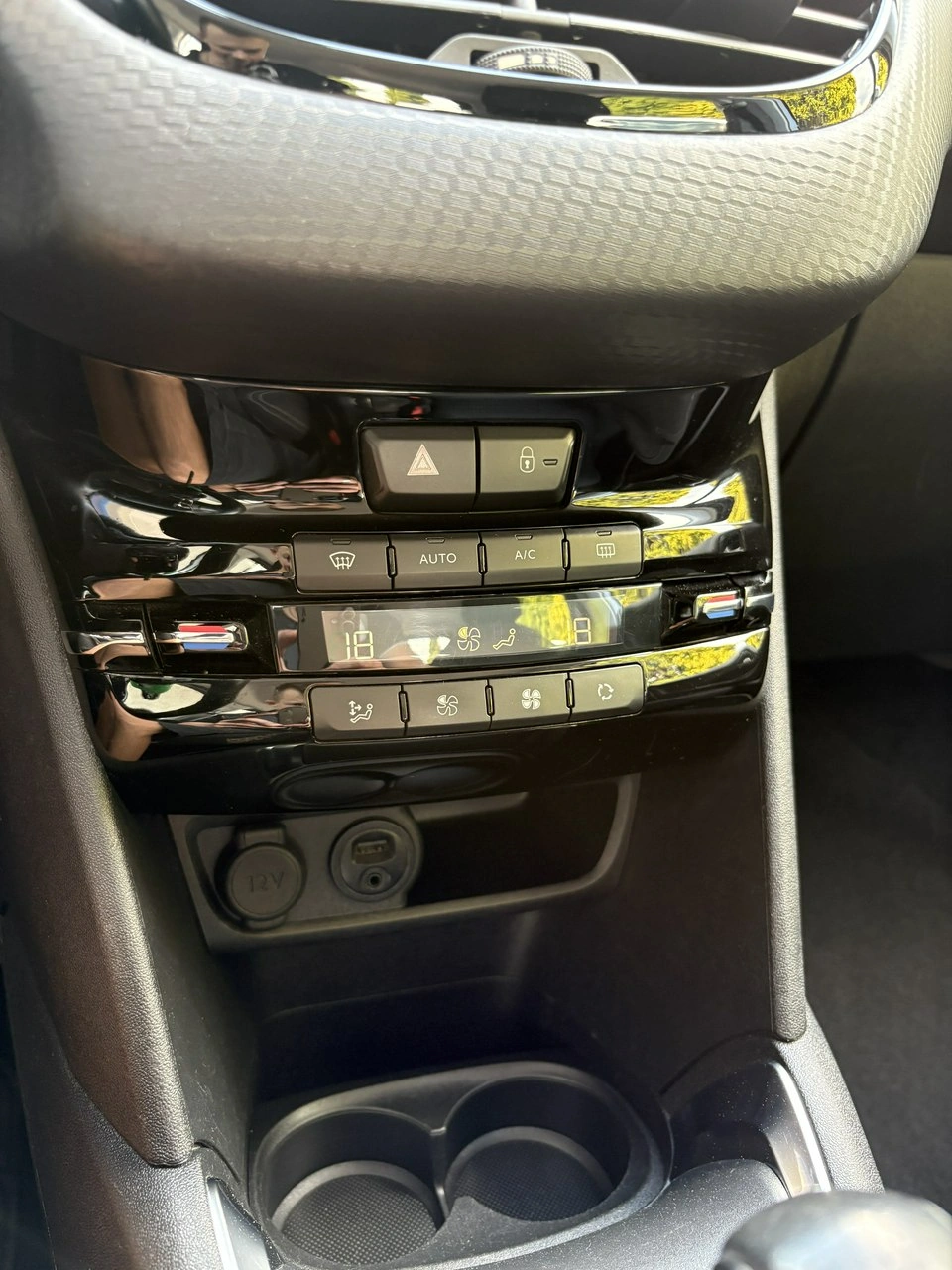 Peugeot 208 - Zdjęcie 24