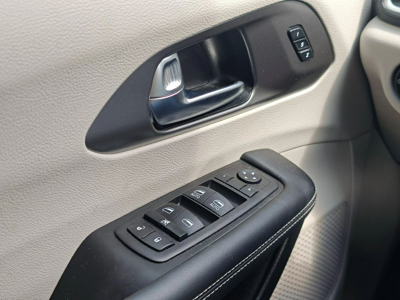 Chrysler Pacifica - Zdjęcie 17