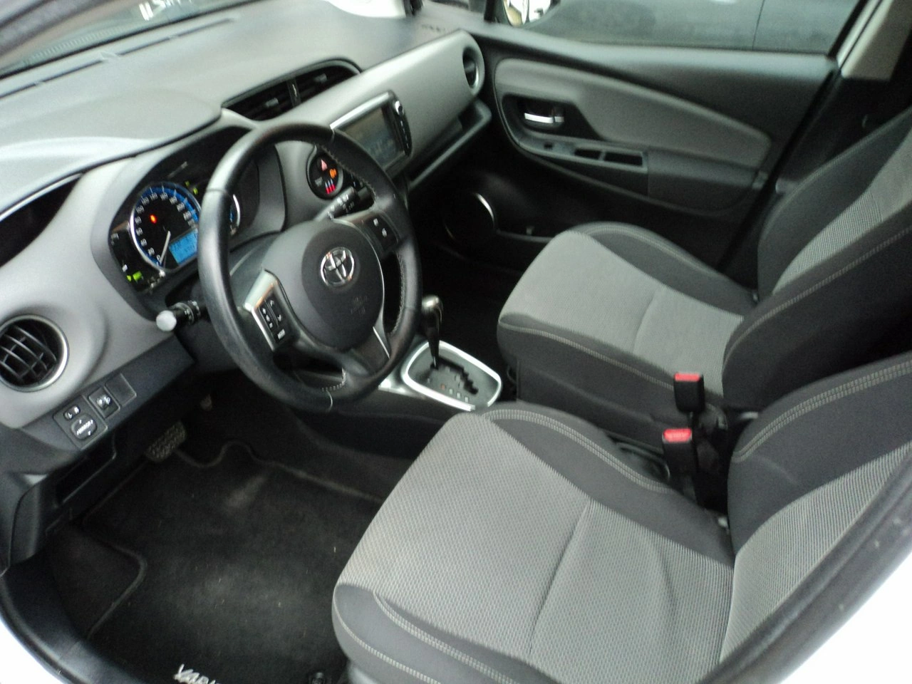 Toyota Yaris - Zdjęcie 9