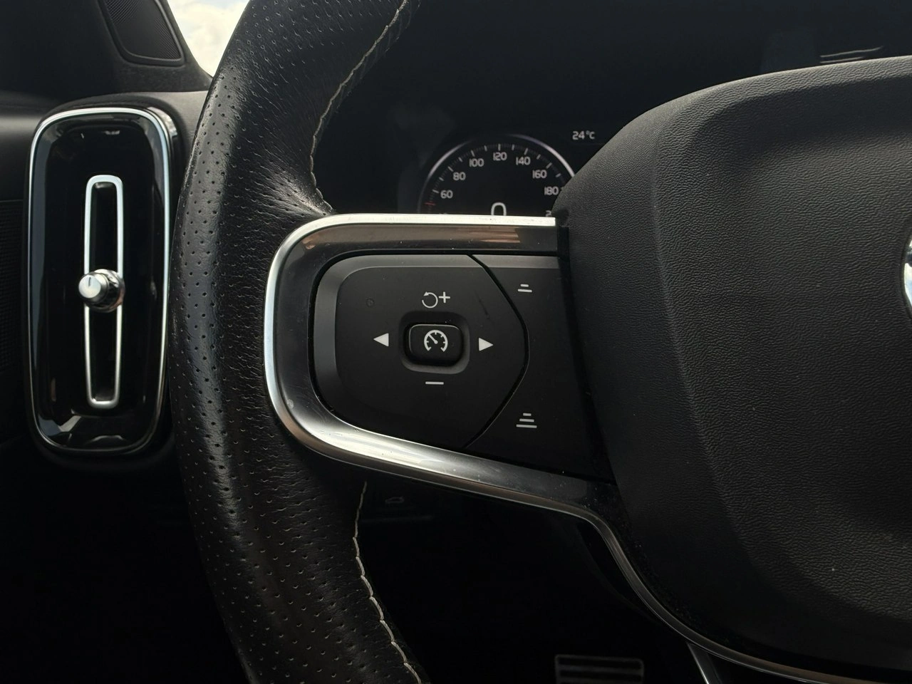 Volvo XC 40 - Zdjęcie 8