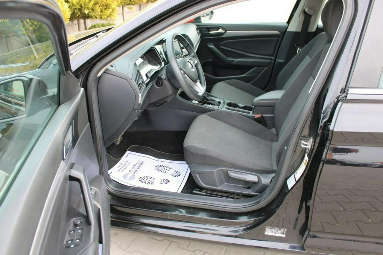 Volkswagen Jetta - Zdjęcie 18
