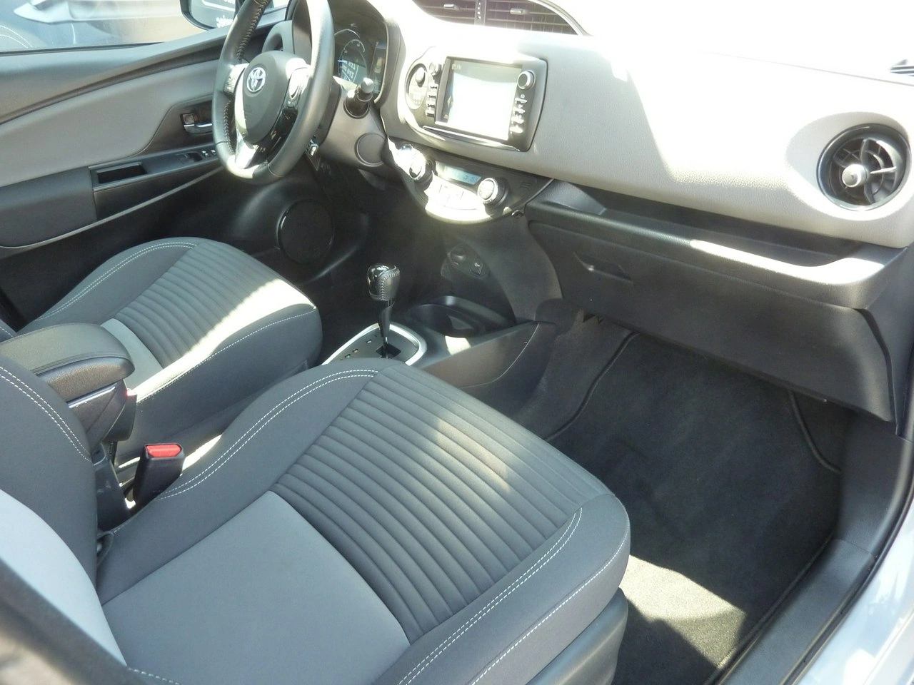 Toyota Yaris - Zdjęcie 13