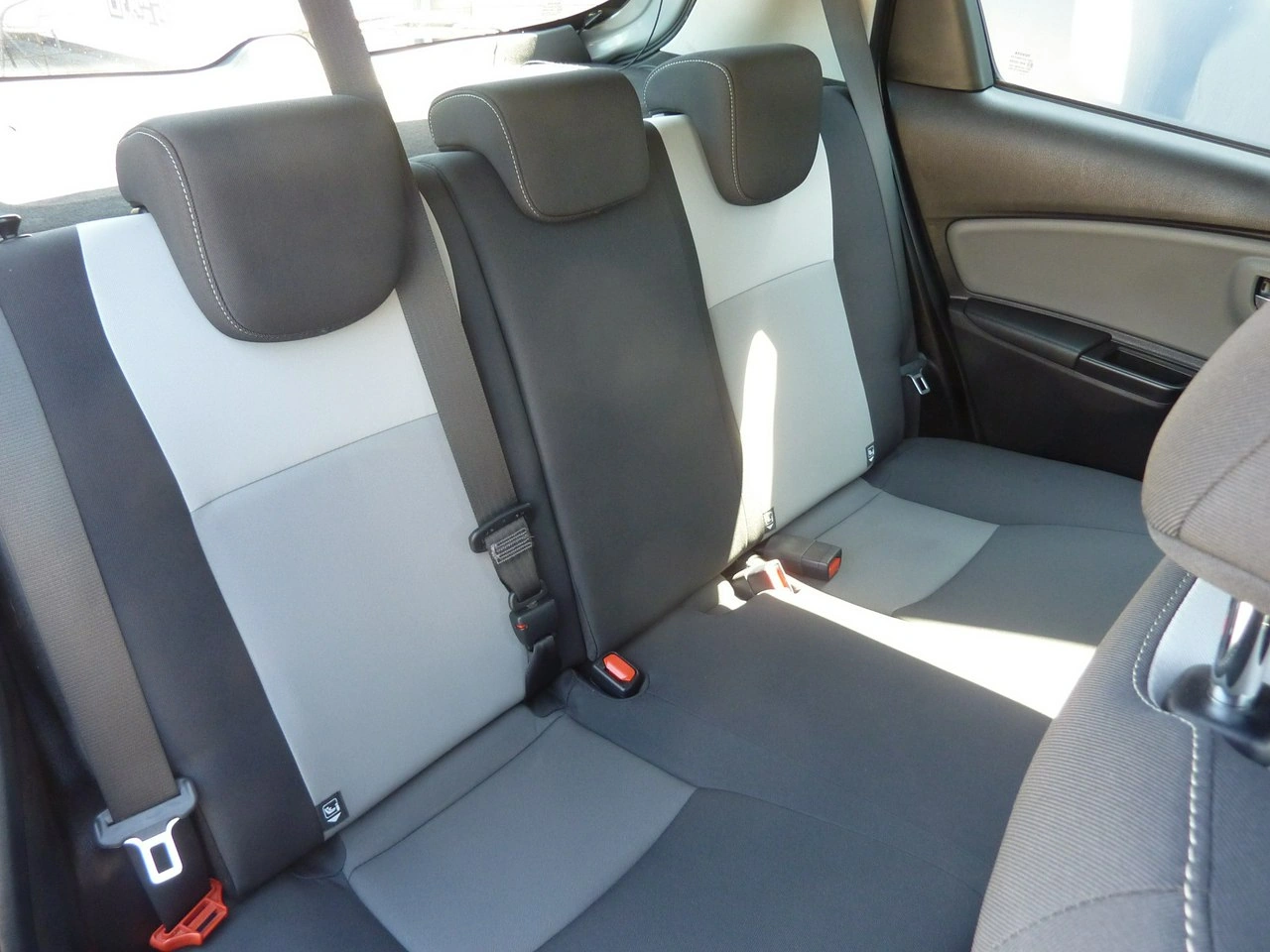 Toyota Yaris - Zdjęcie 15