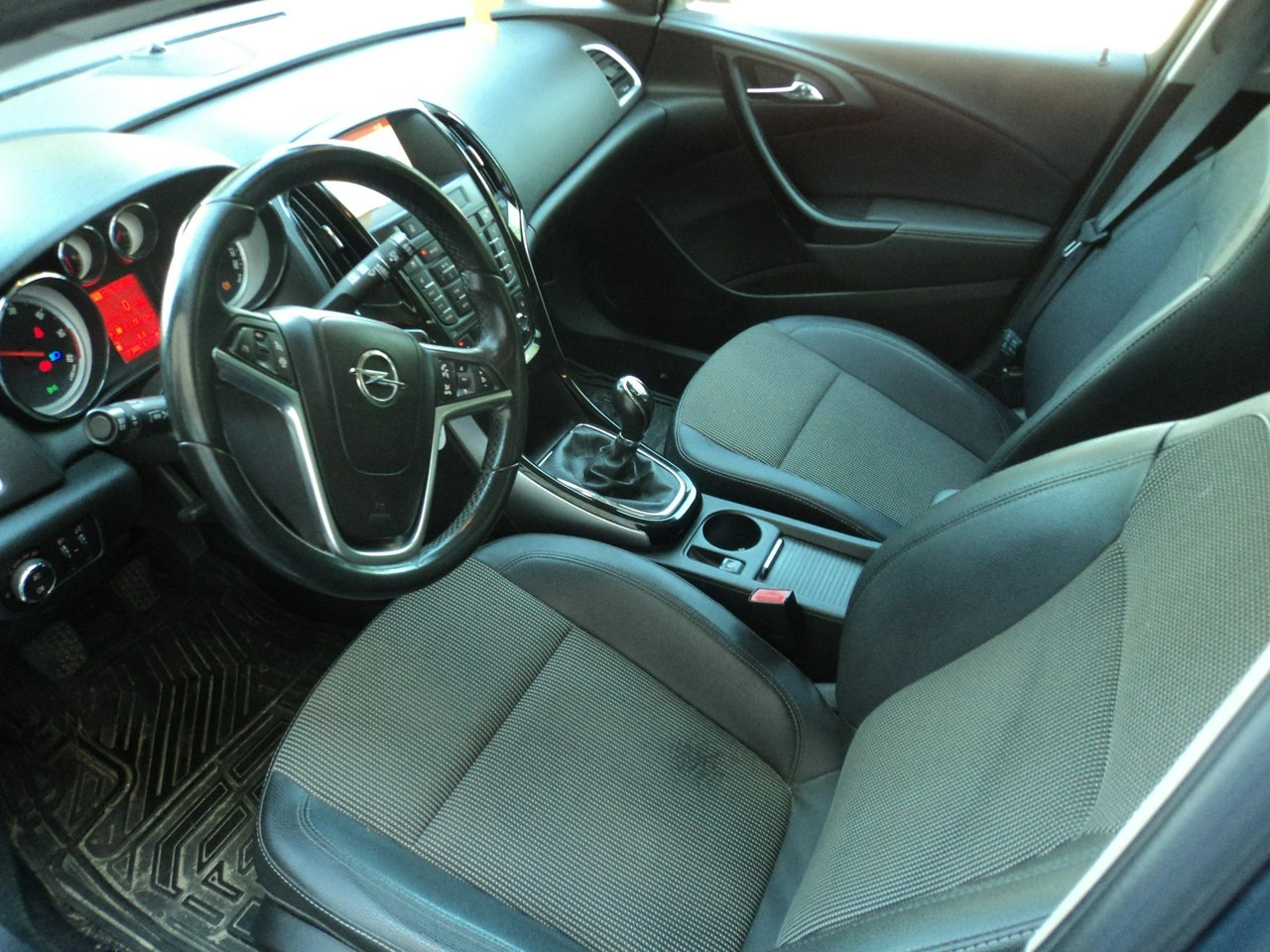 Opel Astra Sports Tourer - Zdjęcie 9