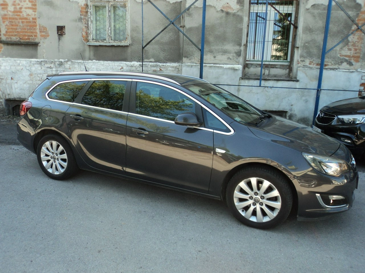 Opel Astra Sports Tourer - Zdjęcie 2