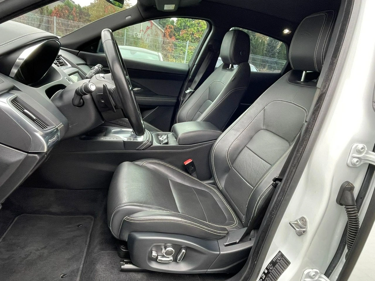 Jaguar E-Pace - Zdjęcie 10