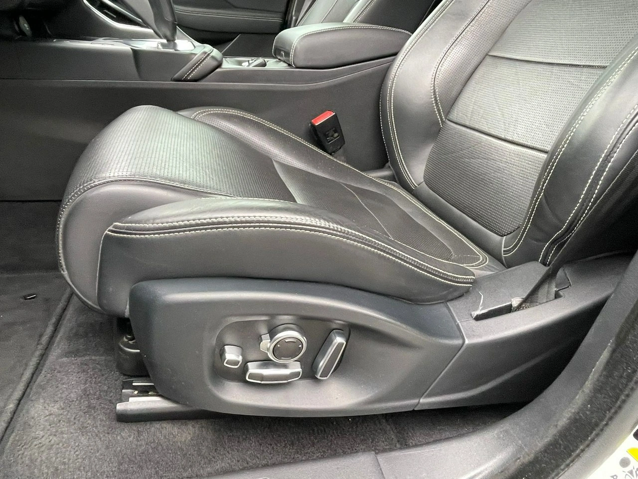 Jaguar E-Pace - Zdjęcie 11