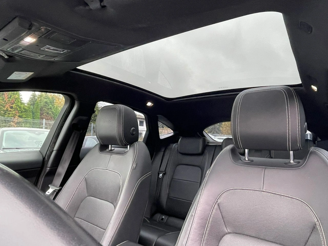 Jaguar E-Pace - Zdjęcie 12