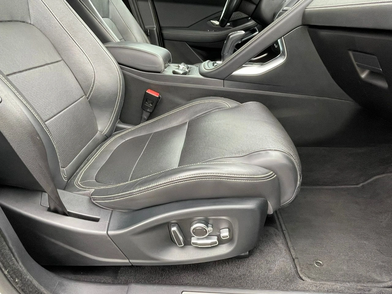 Jaguar E-Pace - Zdjęcie 22