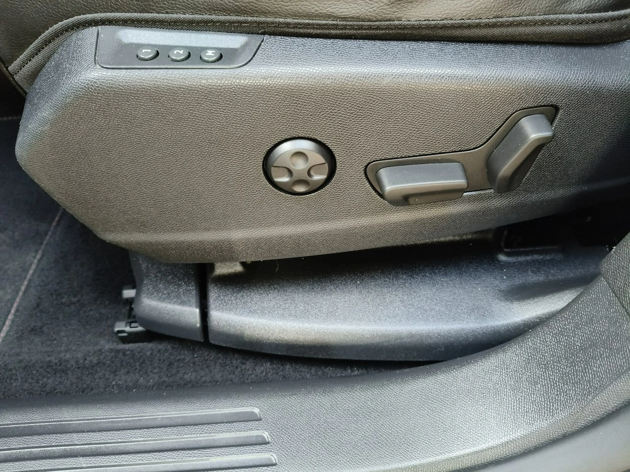 DS Automobiles DS 7 Crossback - Zdjęcie 24
