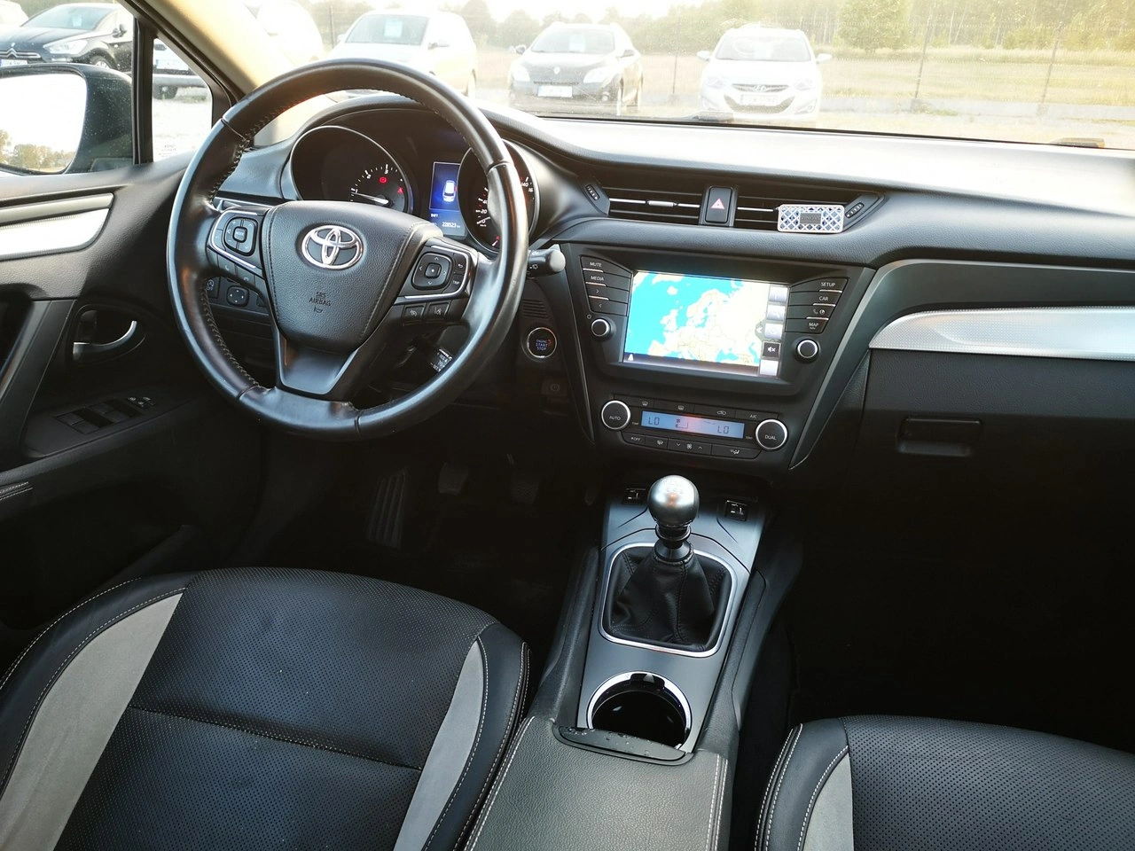 Toyota Avensis - Zdjęcie 14