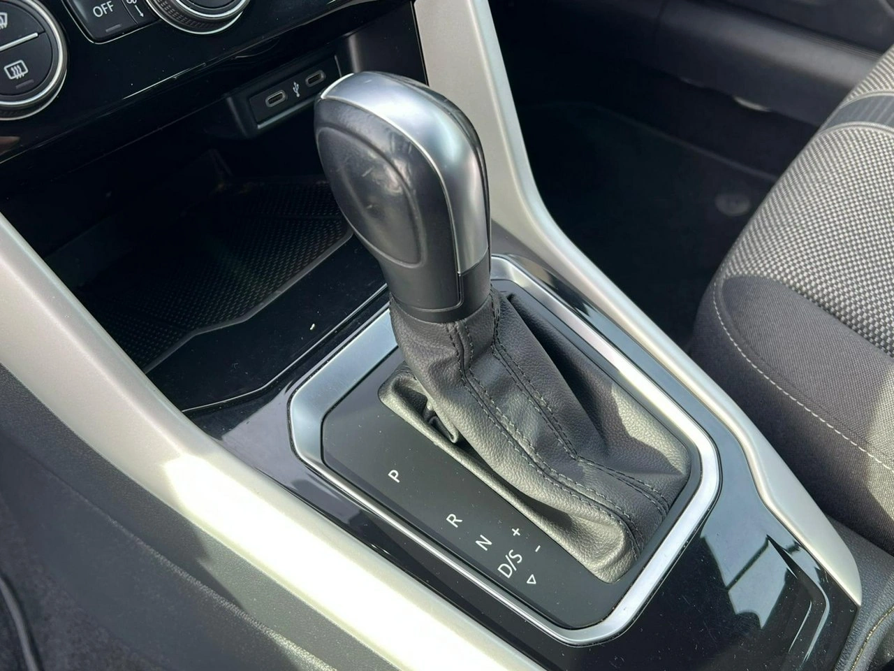 Volkswagen T-Roc - Zdjęcie 17