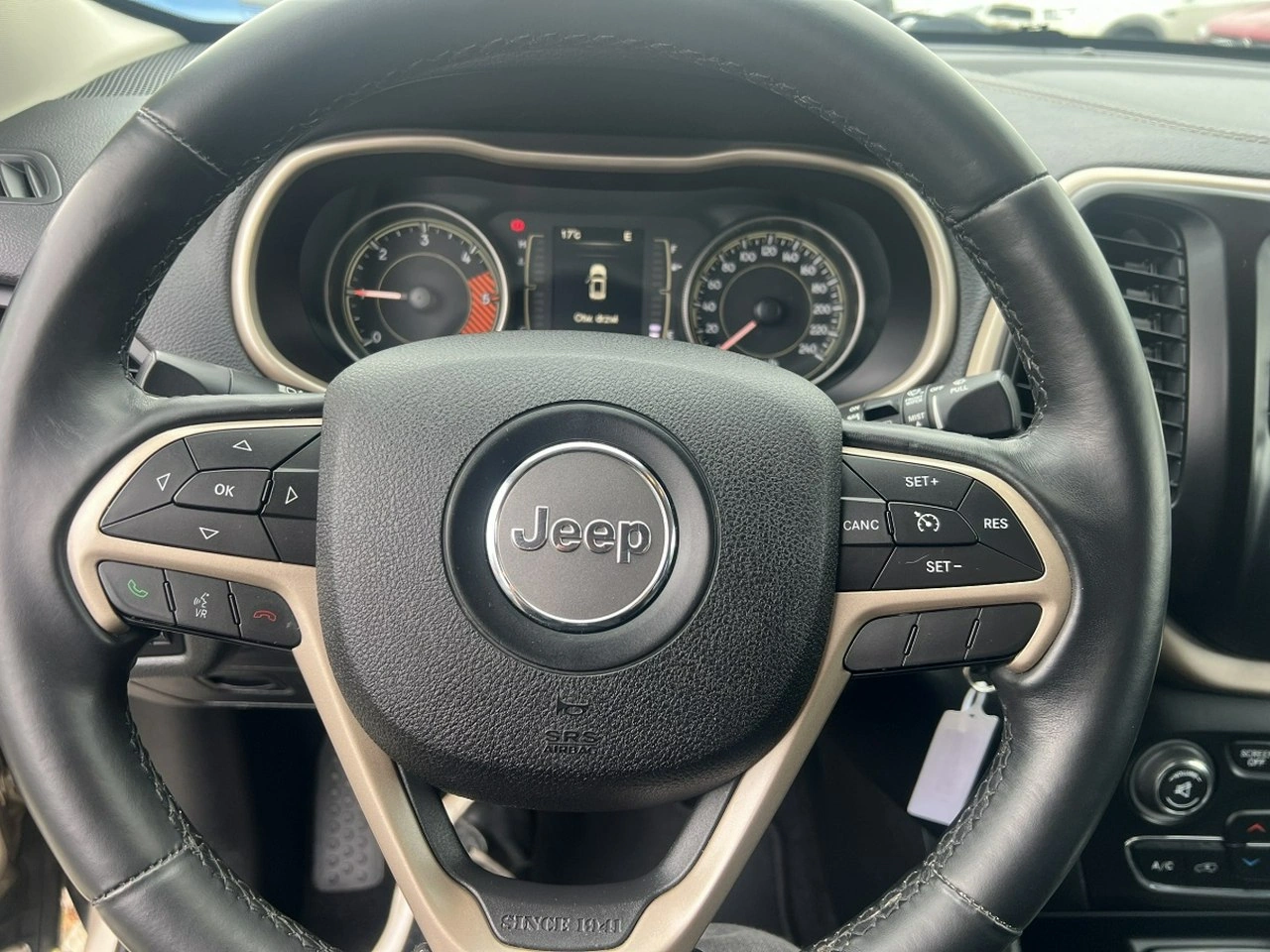 Jeep Cherokee - Zdjęcie 10