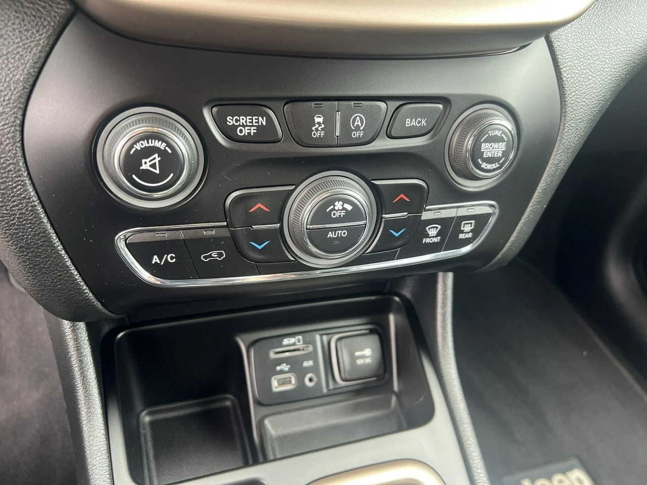 Jeep Cherokee - Zdjęcie 11