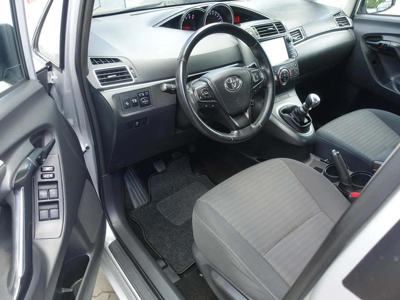 Toyota Verso - Zdjęcie 5