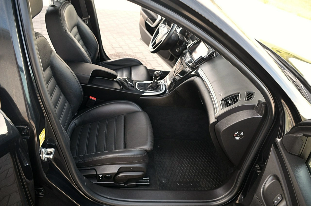 Opel Insignia Sports Tourer - Zdjęcie 17