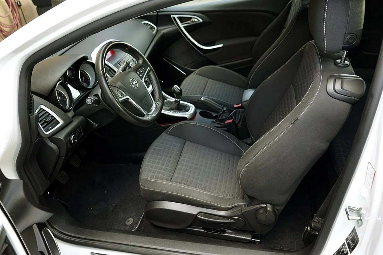 Opel Astra GTC - Zdjęcie 17