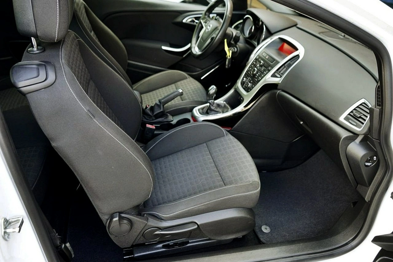 Opel Astra GTC - Zdjęcie 18
