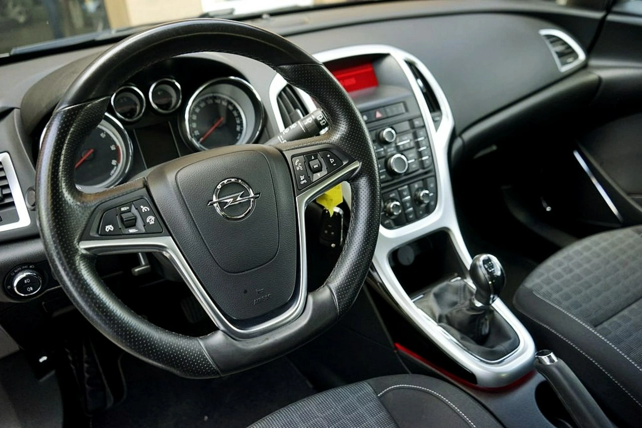 Opel Astra GTC - Zdjęcie 24