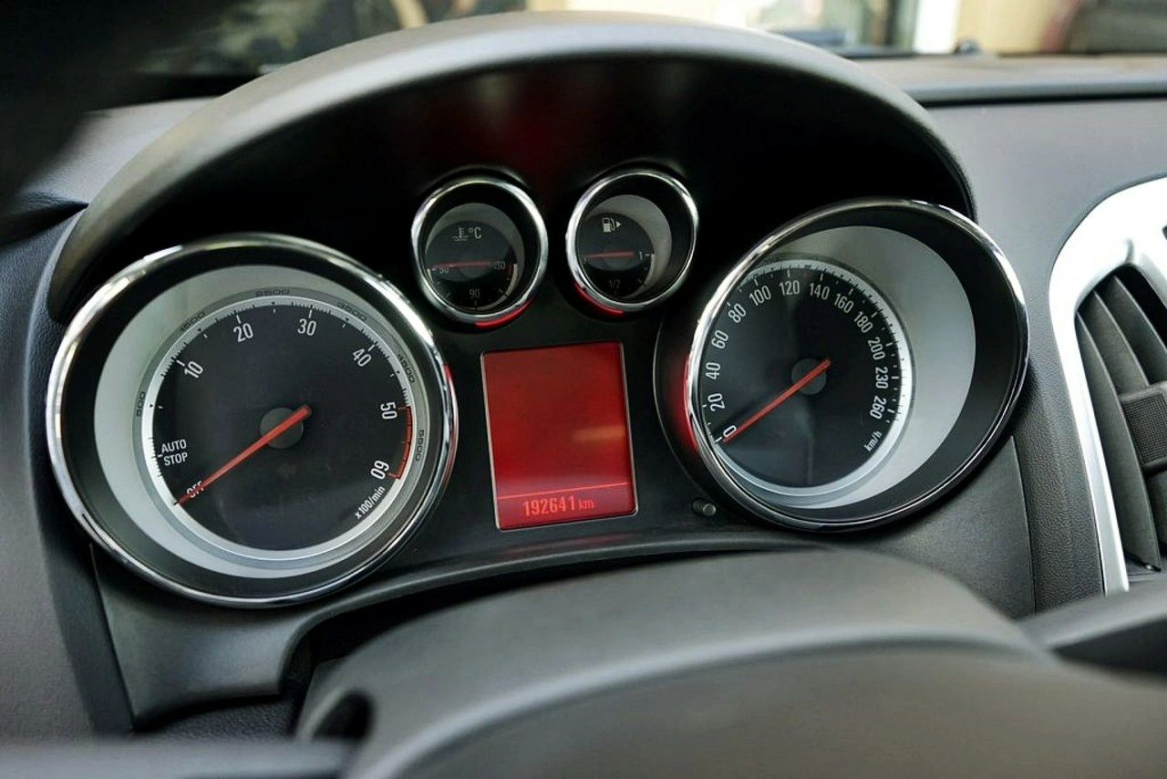 Opel Astra GTC - Zdjęcie 28