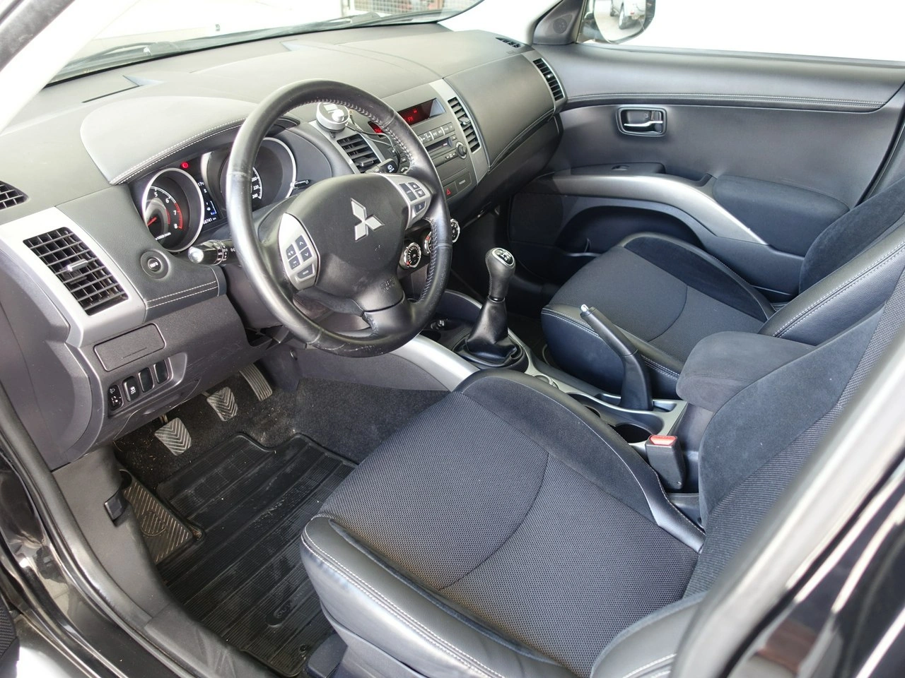 Mitsubishi Outlander - Zdjęcie 11