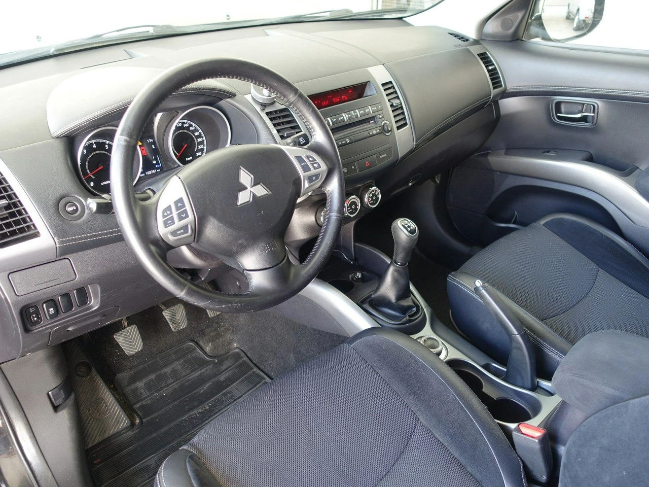 Mitsubishi Outlander - Zdjęcie 12