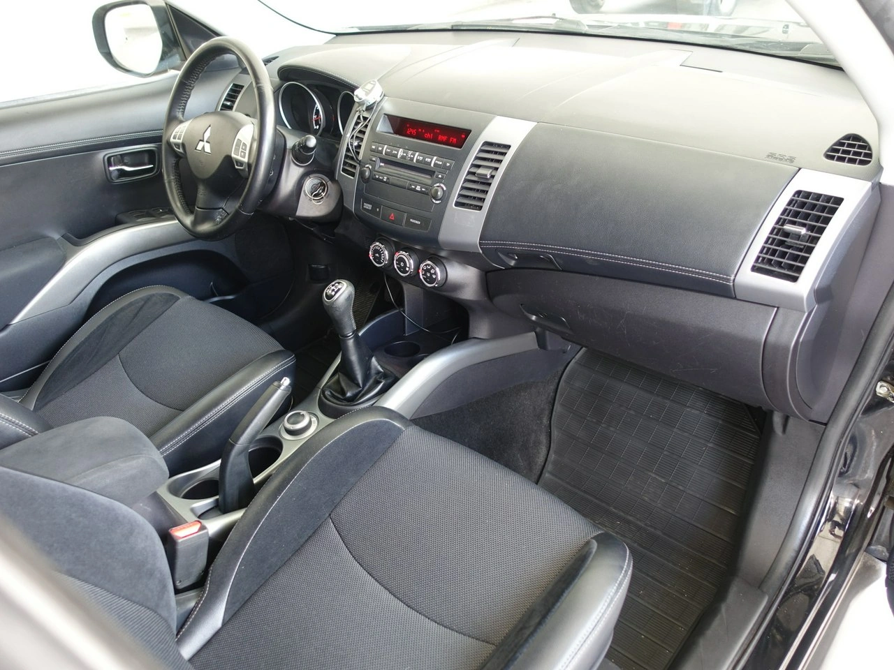 Mitsubishi Outlander - Zdjęcie 18