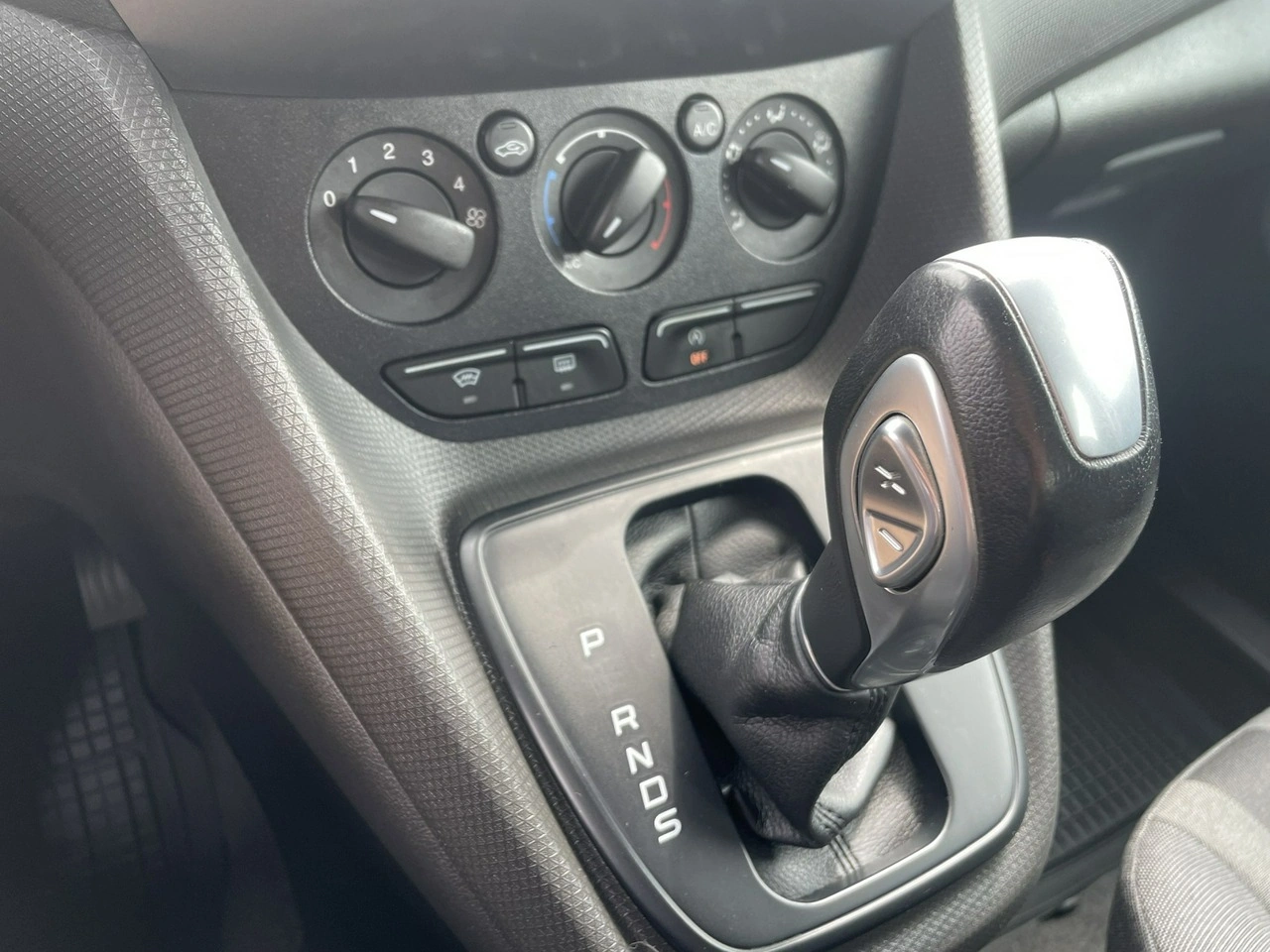Ford Grand Tourneo Connect - Zdjęcie 10