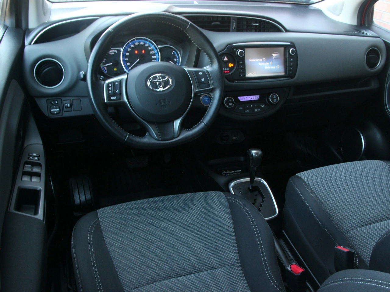 Toyota Yaris - Zdjęcie 14