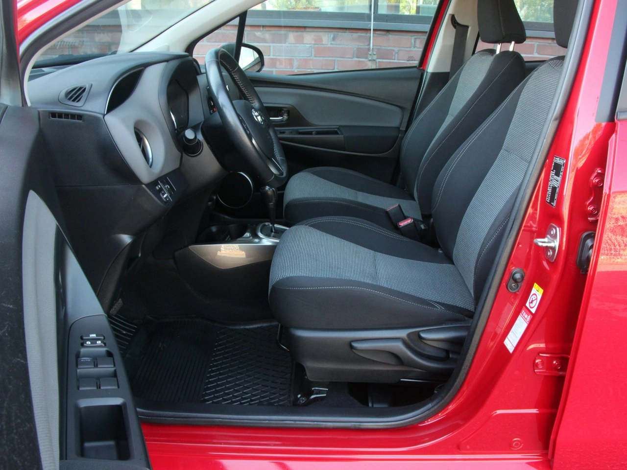 Toyota Yaris - Zdjęcie 8