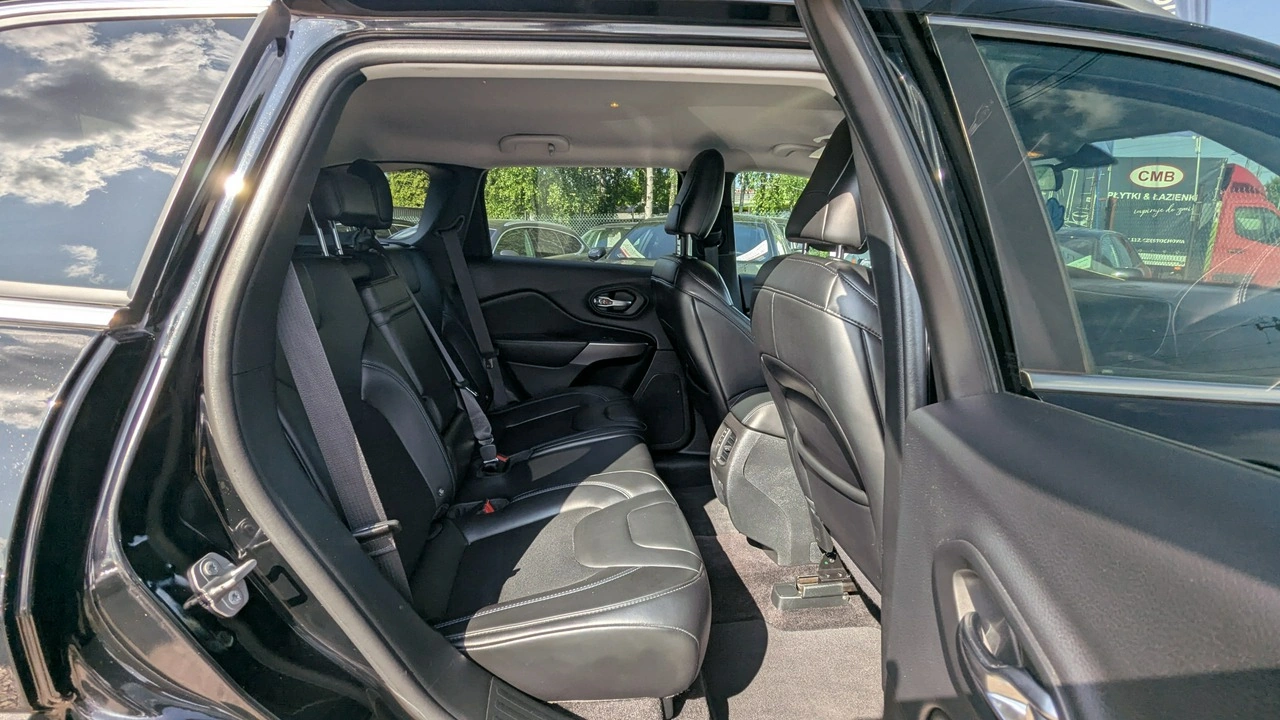 Jeep Cherokee - Zdjęcie 16