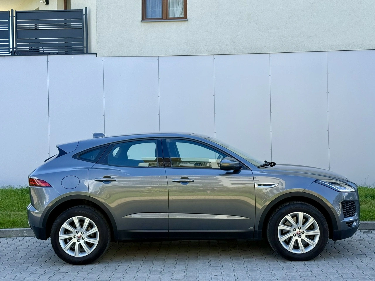 Jaguar E-Pace - Zdjęcie 12