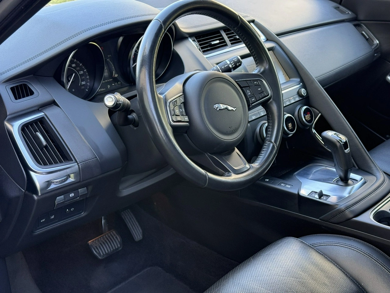 Jaguar E-Pace - Zdjęcie 16