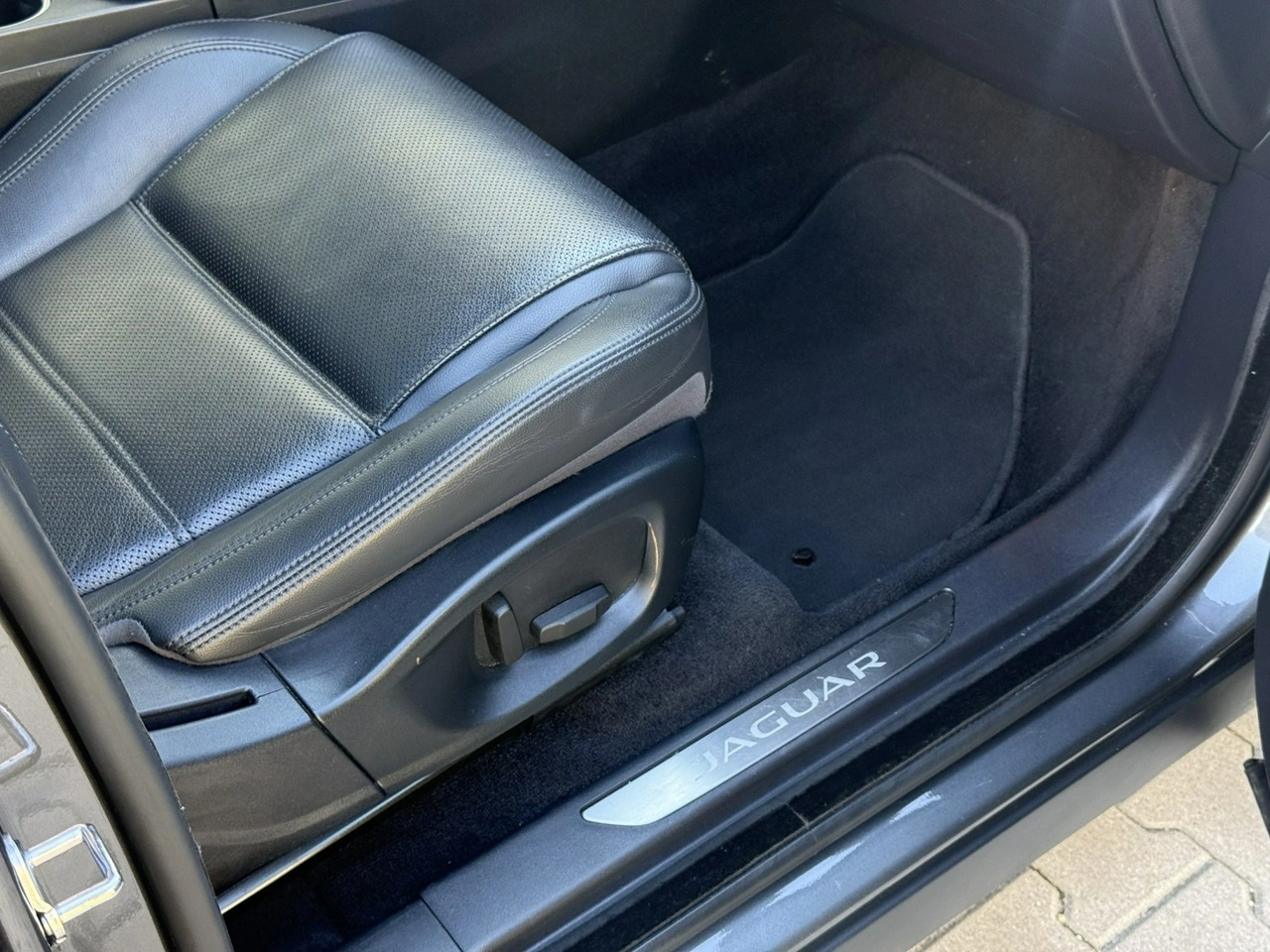 Jaguar E-Pace - Zdjęcie 8