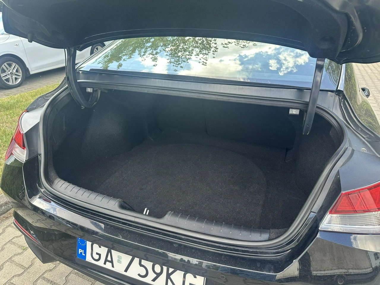 Hyundai Elantra - Zdjęcie 9