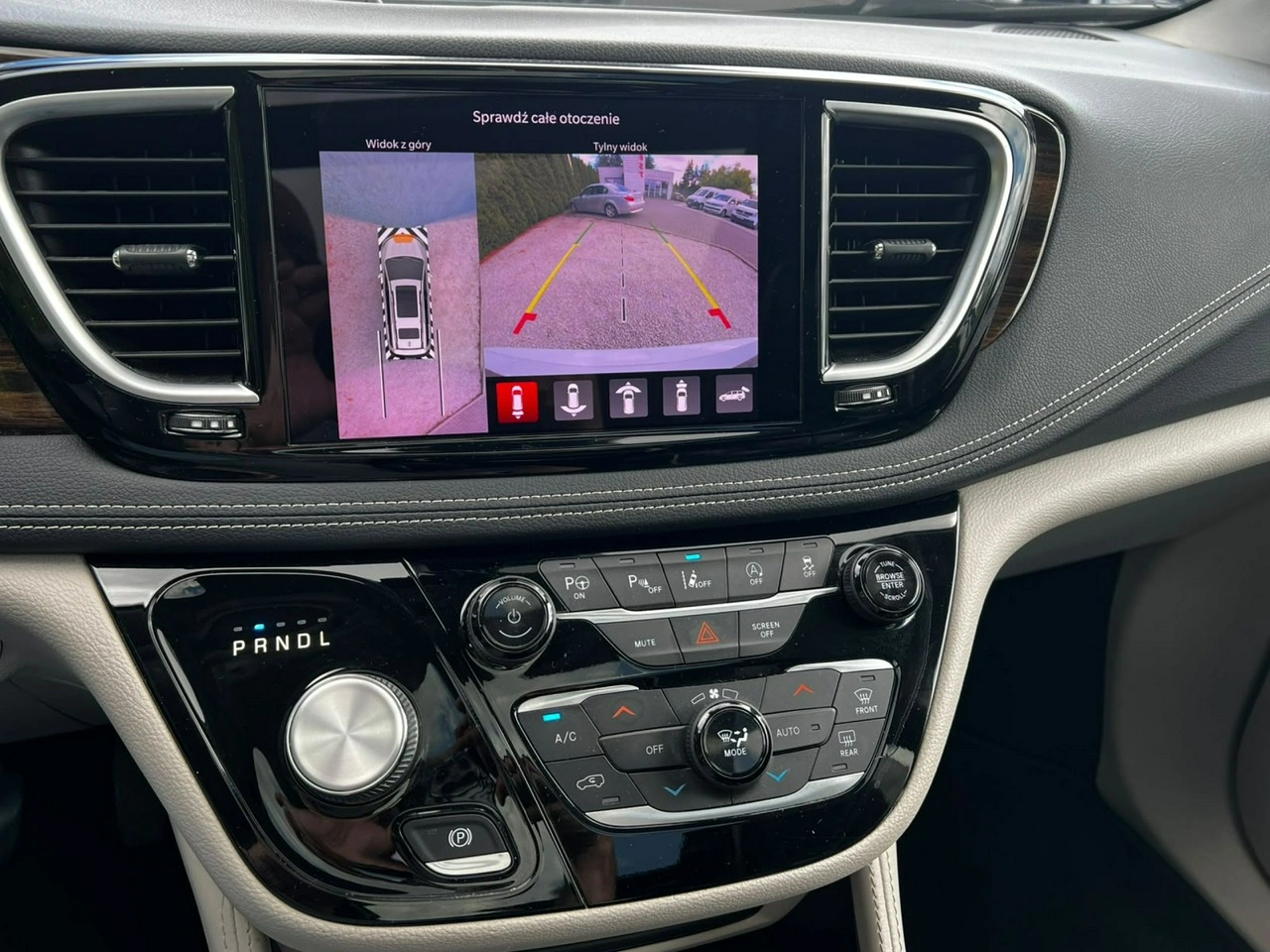 Chrysler Pacifica - Zdjęcie 25