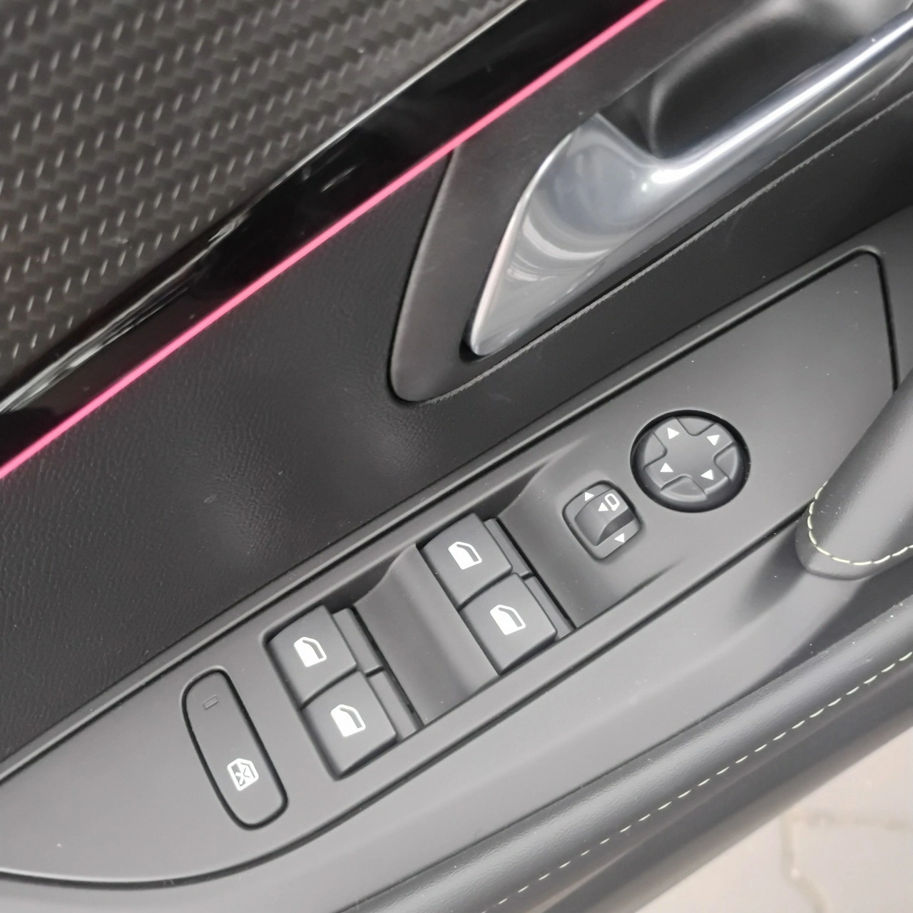 Peugeot 208 - Zdjęcie 9